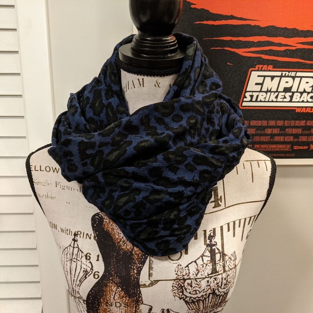 **SOLD** X3 Scarf Bundle! - Picture 6 of 12
